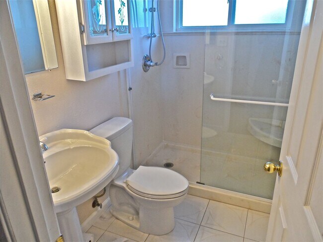 Building Photo - Charming Castro Valley Home: Spacious Livi...