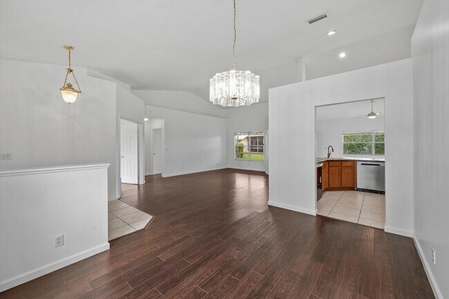 Building Photo - 106 Fernwood Crescent