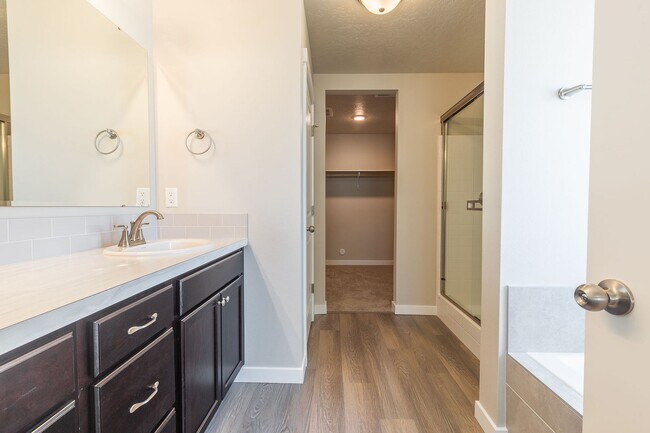 Building Photo - Perfect location for a 4 bed 2 bath with a...