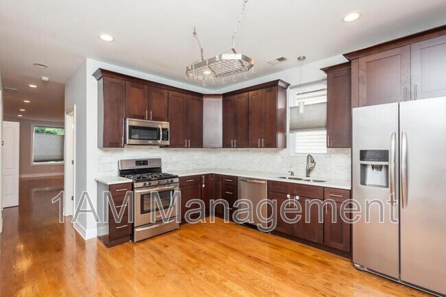 Building Photo - 3242 N Ridgeway Ave