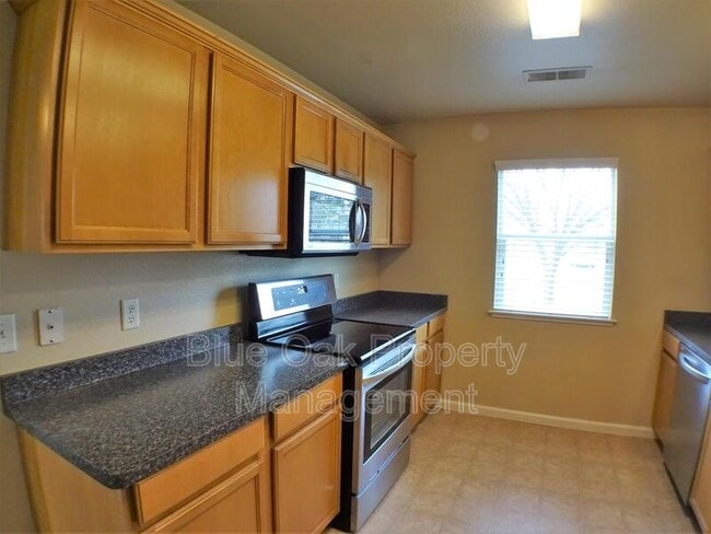 Building Photo - 2099 Hartford Dr