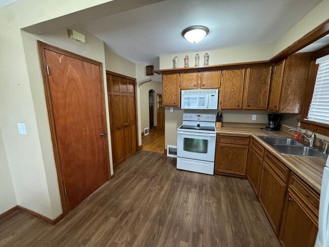 Building Photo - Main level house