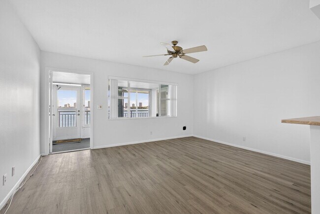 Building Photo - 100 Shore Ct