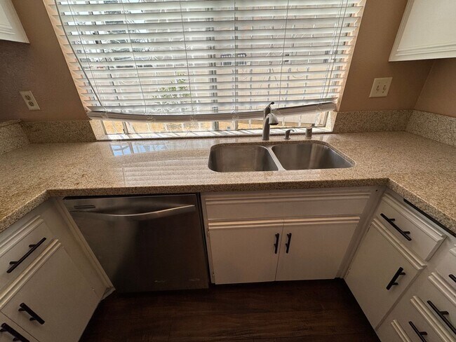 Building Photo - Move in Ready - Spacious 3 bed 2 bath Upda...
