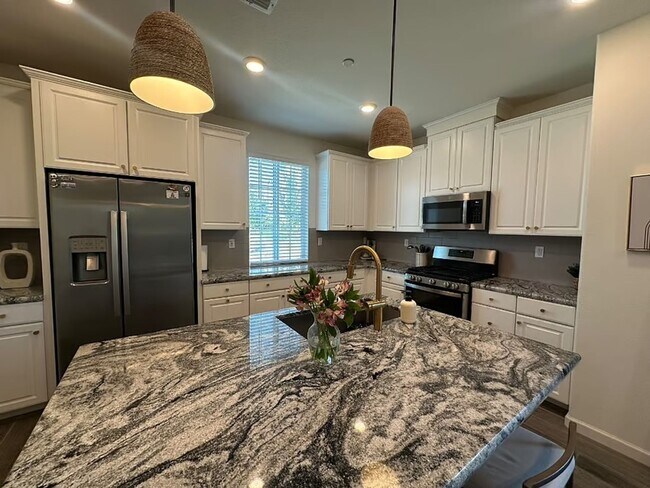 Building Photo - 4 bedroom Campus Oaks Home located on a Co...
