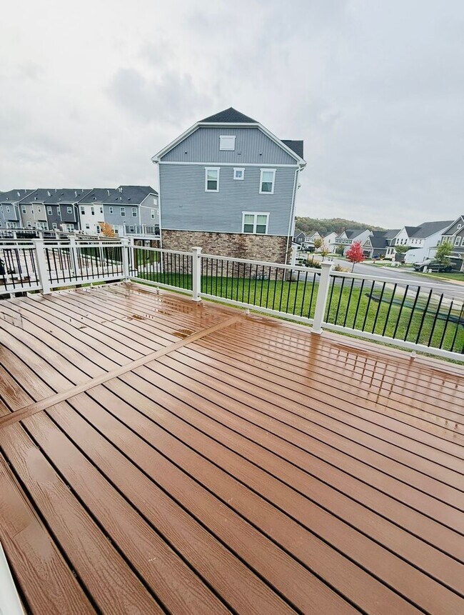Building Photo - Stunning 3 bedroom, 2.5 bathroom End unit ...