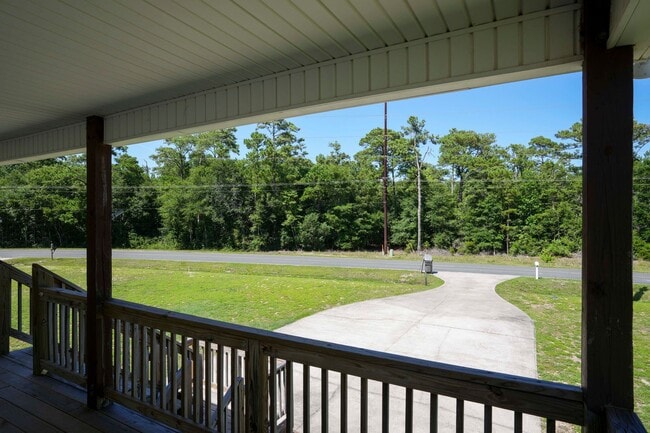 Building Photo - Charming 3-Bedroom Home with Coastal Count...