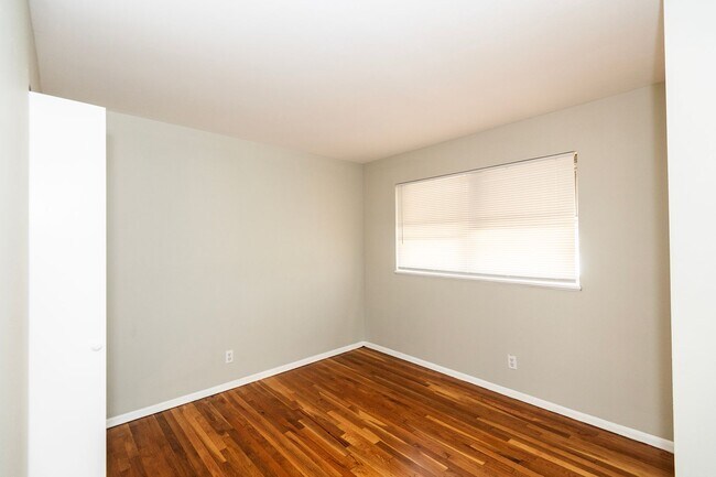 Building Photo - Amazing 3 Bedroom 1.5 Bathroom Home