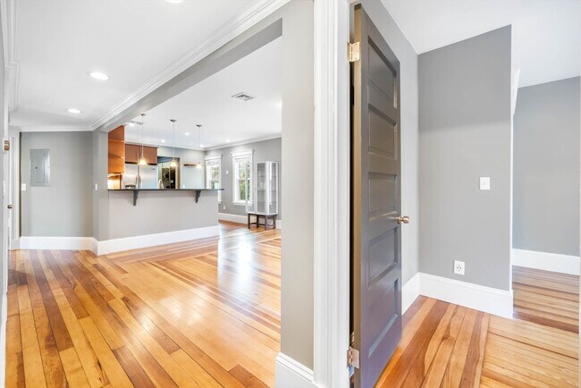 Building Photo - 22 Clarendon Ave