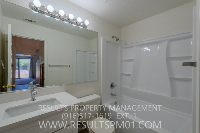 Building Photo - Beautiful Antelope Home - Available Now!