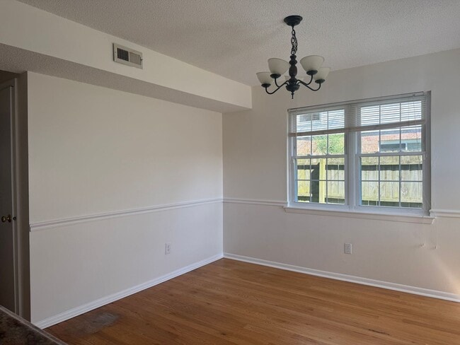 Building Photo - Townhouse Near N Great Neck & VB Blvd