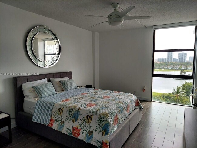 Building Photo - 3625 N Country Club Dr
