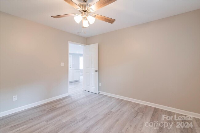 Building Photo - 2336 Barry St