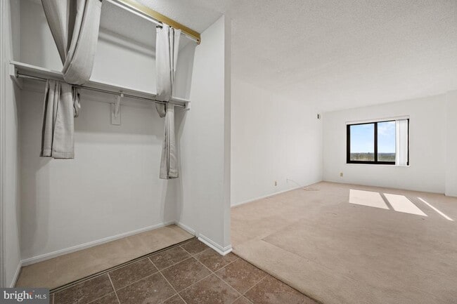 Building Photo - 307 Yoakum Pkwy