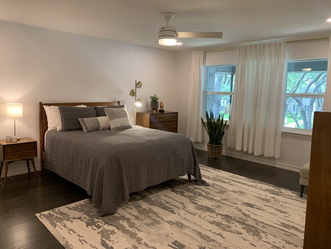 Large master bedroom - 6234 Bandera Ave