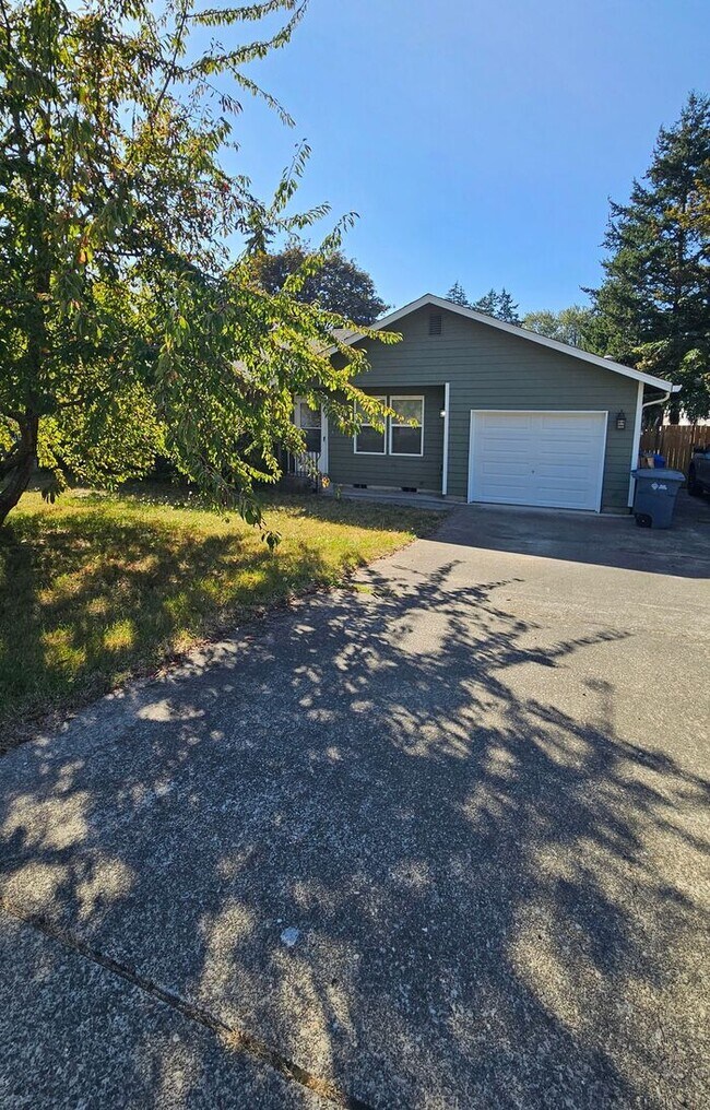 Building Photo - Spacious Duplex with large fenced yard