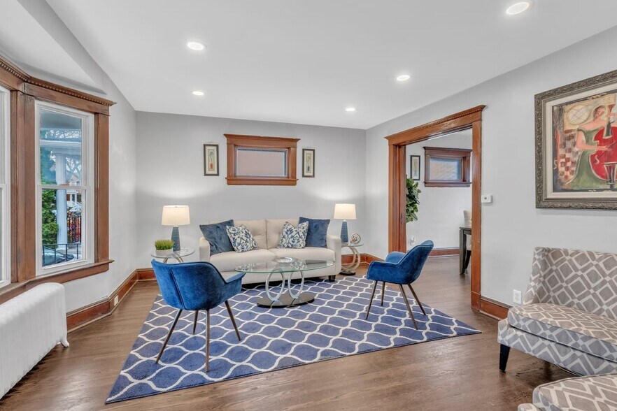 Primary Photo - 80 E Hazeltine Ave