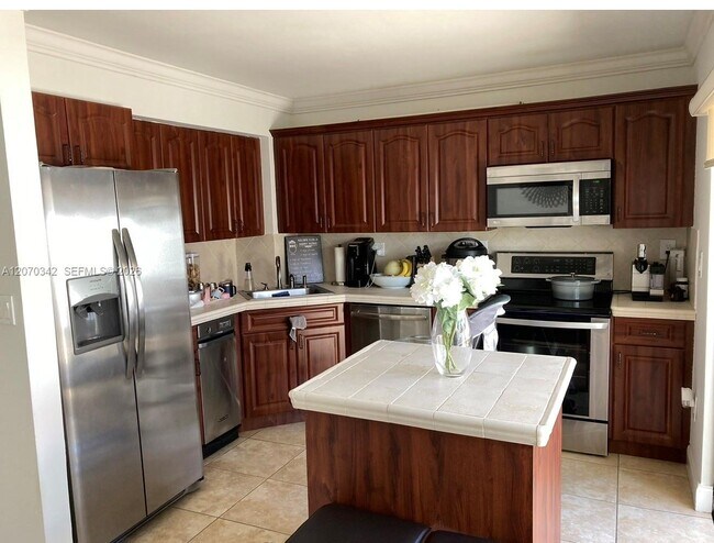 Building Photo - 10093 SW 77th Ct