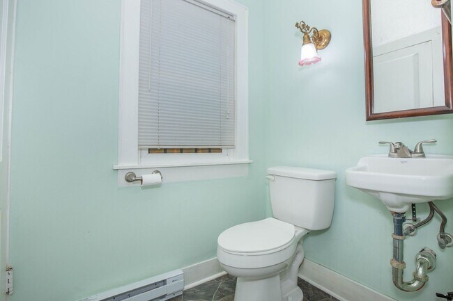 Building Photo - 2 Bedroom, 1.5 Bath, Duplex in Historic Martinsburg, WV