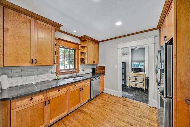 Building Photo - 2229 Wycliffe Ave SW