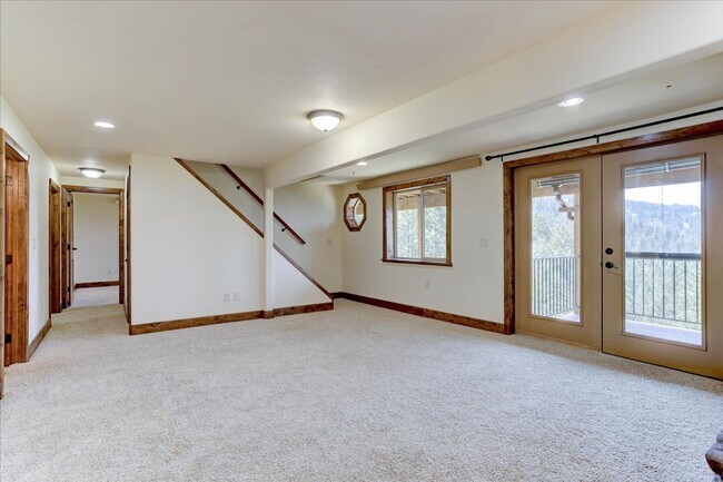 Building Photo - 85 Santa Fe Mountain Rd