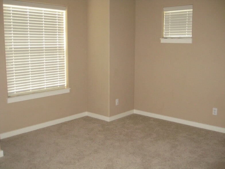 Building Photo - 6417 NE Southbrook Ct