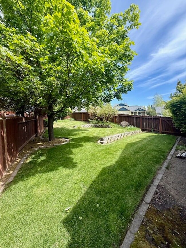 Building Photo - Lovely 3 Bedroom Single Level home with St...