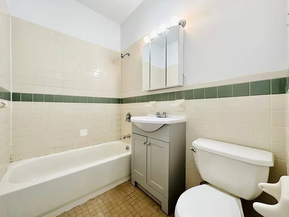 Building Photo - HUGE Room, 3 blocks to Prospect Park, HDTV #471