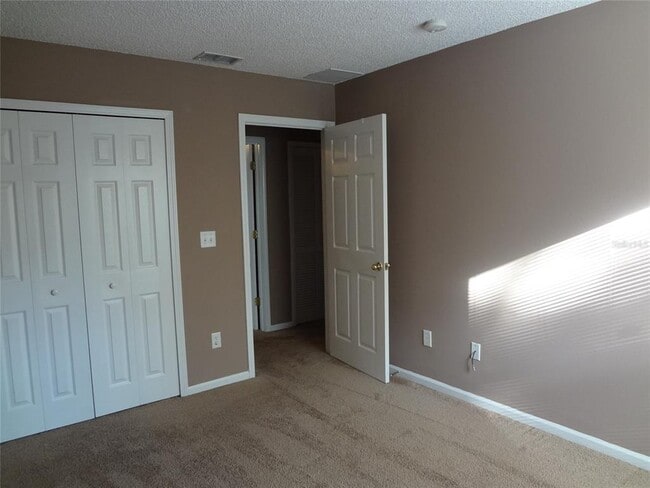 Building Photo - 6 Buffalo Grove Dr