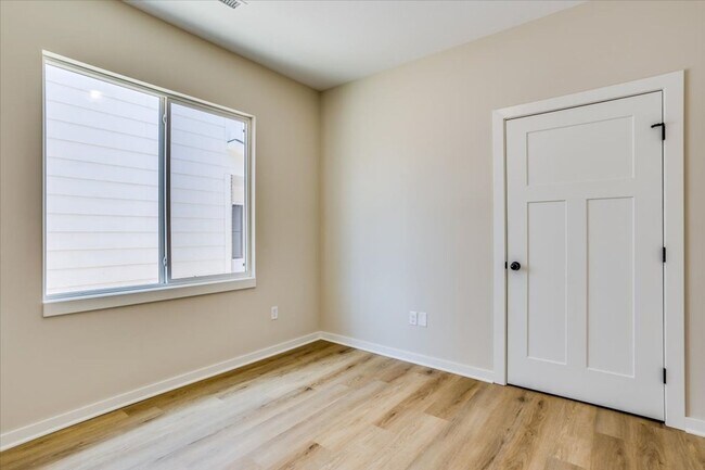 Building Photo - Pineway Maxwell Plan