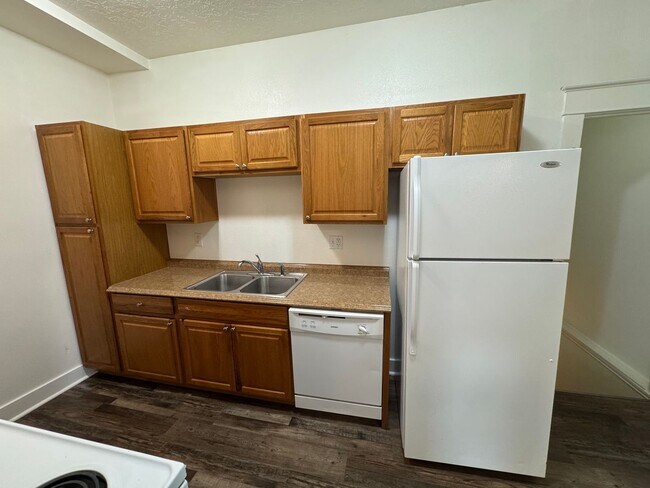 Building Photo - LEASING! Available June 30th