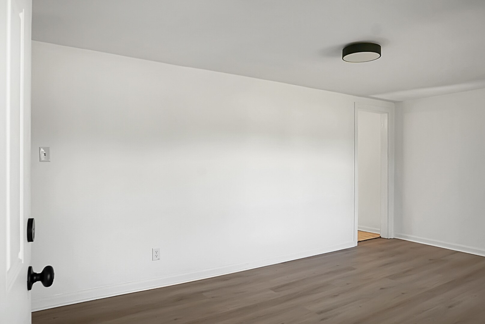 Living room as seen from door - 2735 Exchange Landing Rd