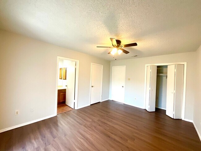 Building Photo - **MOVE IN SPECIAL!!** Spacious 2 Bedroom / 2 Bath Unit!