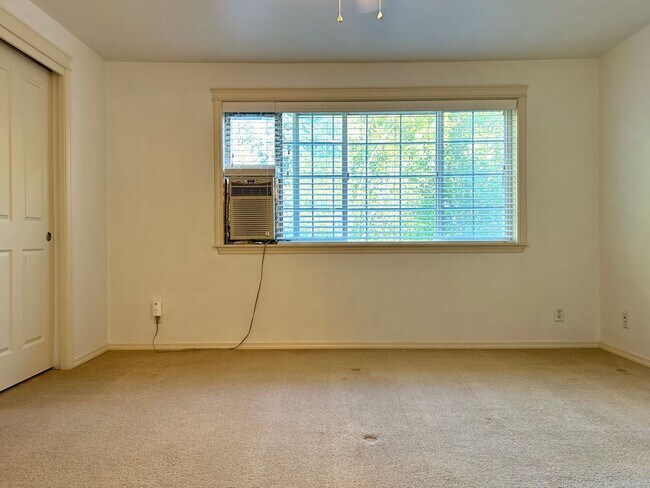 Building Photo - Beautiful Three Bedroom Townhome