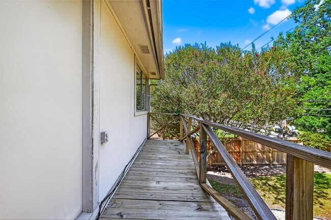 Building Photo - 813 Lakeview Dr