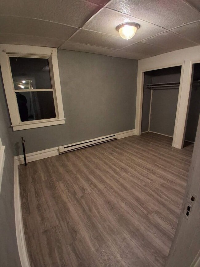 Building Photo - 2 Bedroom 1 Bath Renovated Apartment