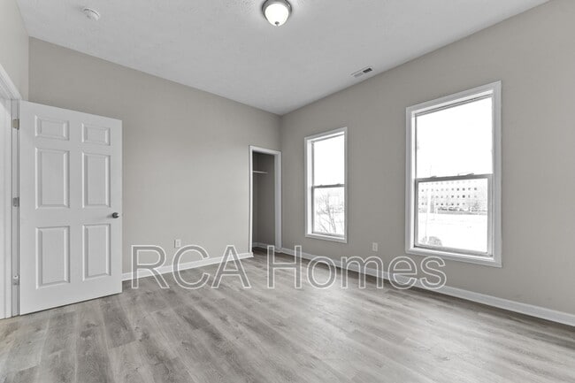 Building Photo - 2910 N Kenwood Ave