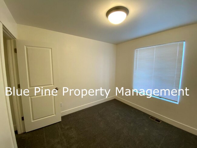 Building Photo - 1000 Sloane Wy