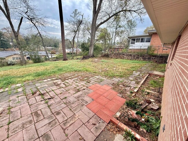 Building Photo - 3-bed/2-bath with two living spaces!