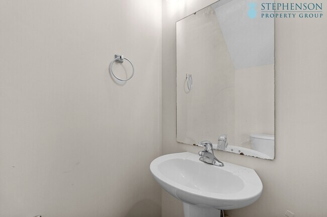 Building Photo - Fully Remodeled in Nov 2025!