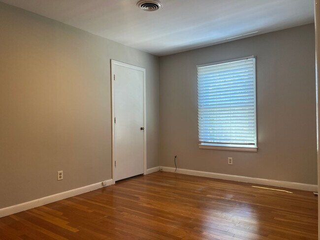Building Photo - 1722 Kavanaugh Blvd
