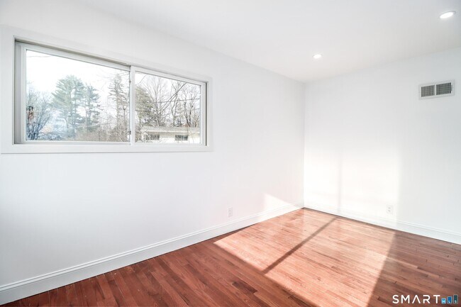 Building Photo - 8 Stonecrop Rd S