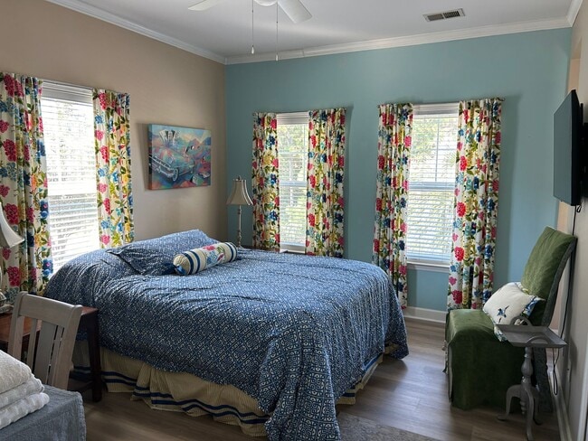 Building Photo - Fully Furnished: Stunning 3 - Bedroom 2.5 - Bath Townhome - Mt. Pleasant, SC