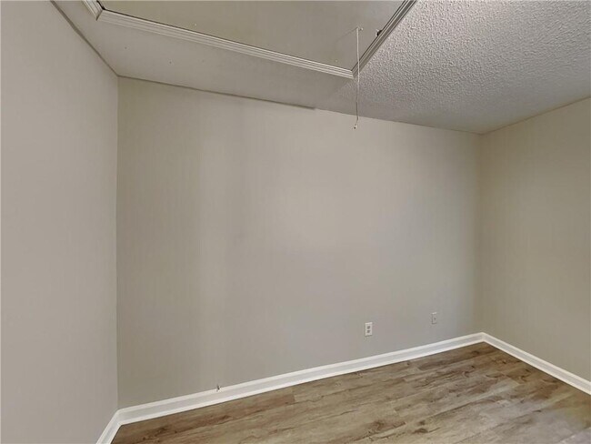 Building Photo - 5022 Hawthorne Ct