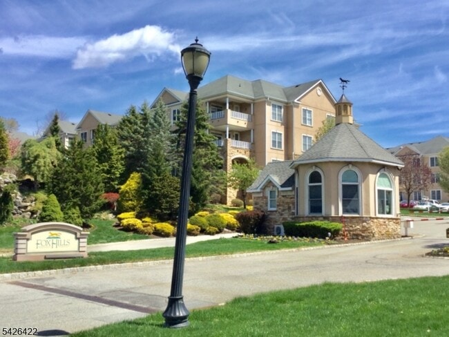 Building Photo - 2112 Clinton Ln