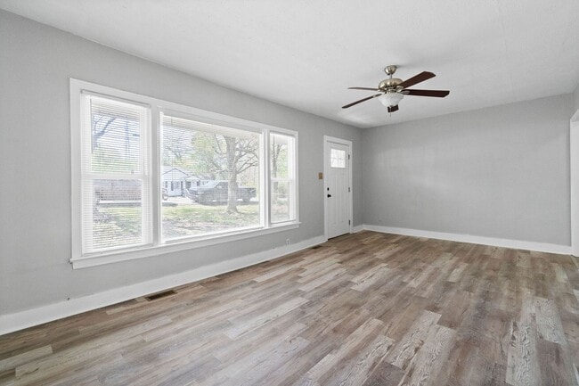 Building Photo - Move-In Special Available! Newly Renovated...