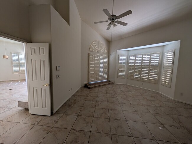 Building Photo - Pointe Tapatio 3br with garage