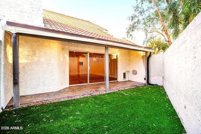 Building Photo - 1530 S River Dr