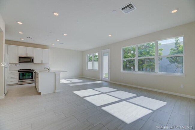 Building Photo - 1585 Evergreen Terrace