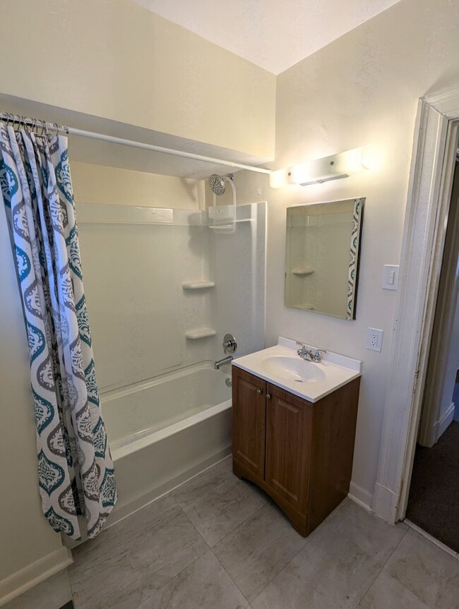 Building Photo - 3 Bedroom 1.5 Bathroom Fresh Renovation wi...